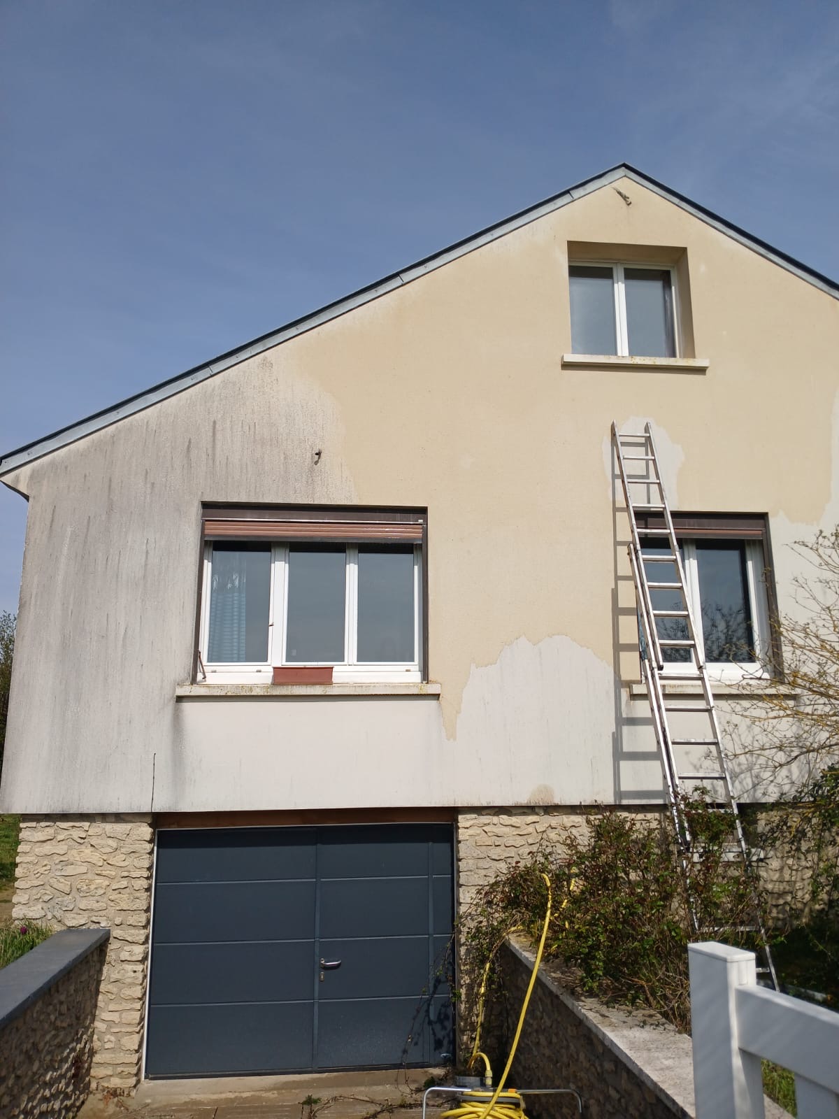 Nettoyage de façade avec produit industriel par SP Couverture dans la région de normandie