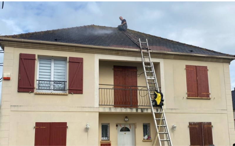 Démoussage de toiture avant pas SP Couverture avant