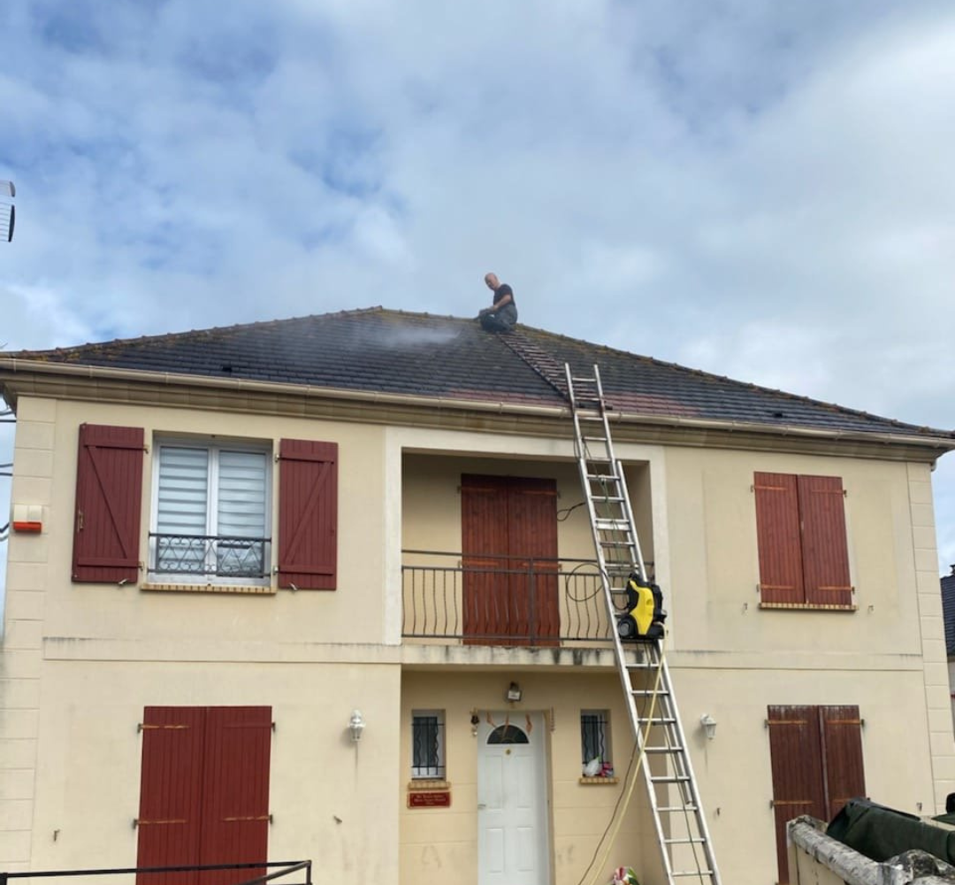 Démoussage de toiture avant pas SP Couverture avant
