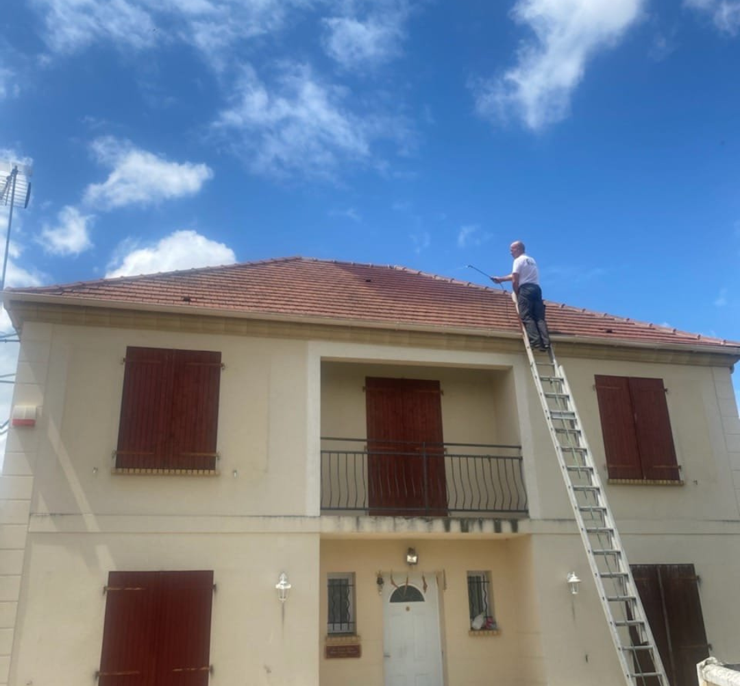 Démoussage de toiture avant pas SP Couverture après