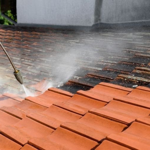 Démoussage toiture Démoussage de toiture en tuiles sous haute pression avant après