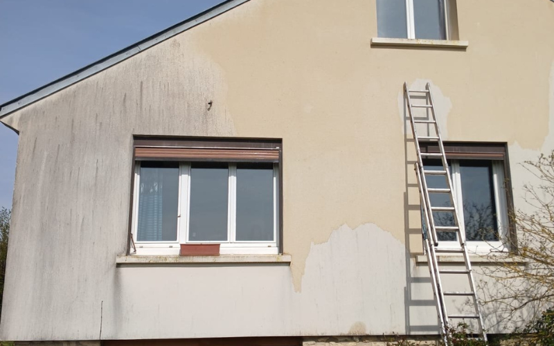 Nettoyage de façade avec produit industriel par SP Couverture dans la région de normandie