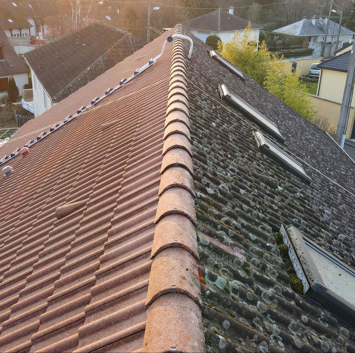 Démoussage d'une toiture avant, après de SP Couverture à