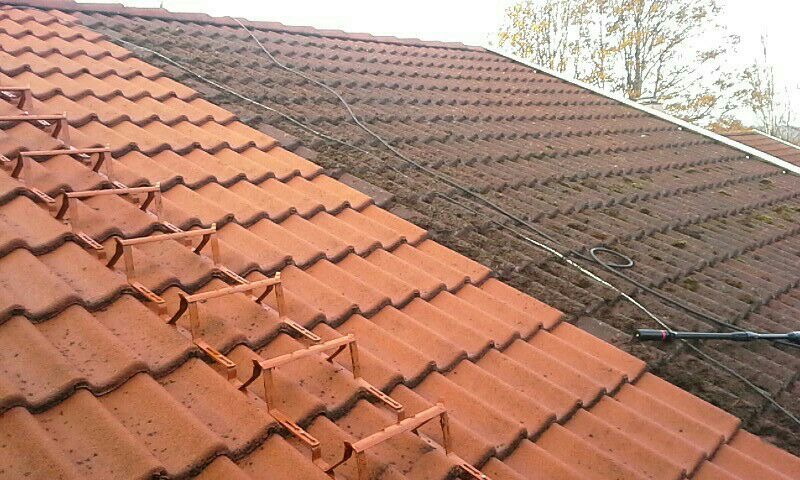 Démoussage de toiture en tuiles sous haute pression avant après