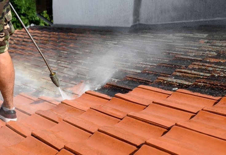 Démoussage de toiture en tuiles sous haute pression avant après