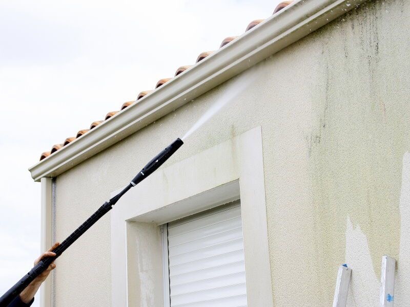 Nettoyage de façade sous haute pression par SP Couverture